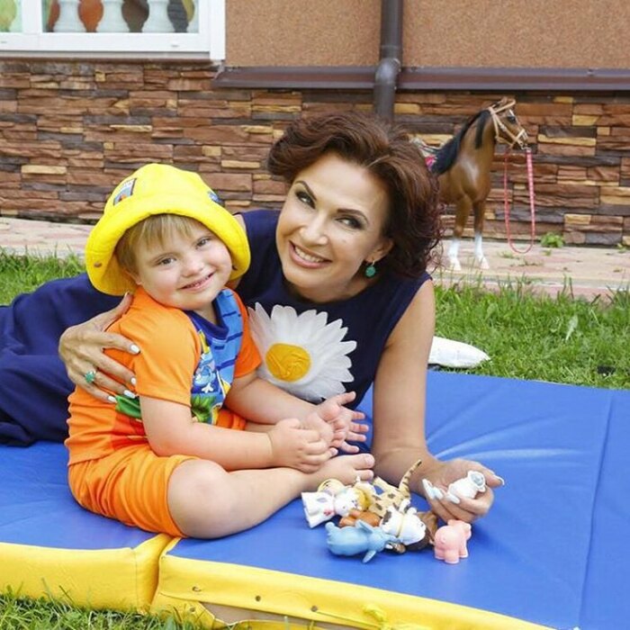 Эвелина Бледанс с сыном. / Фото: www.tu-baginya.ru