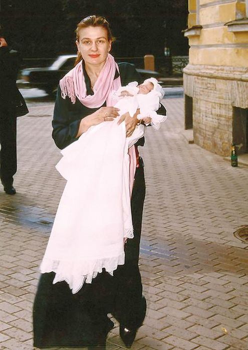 Анастасия Мельникова с новорожденной дочерью. / Фото: www.kinopobeda.com