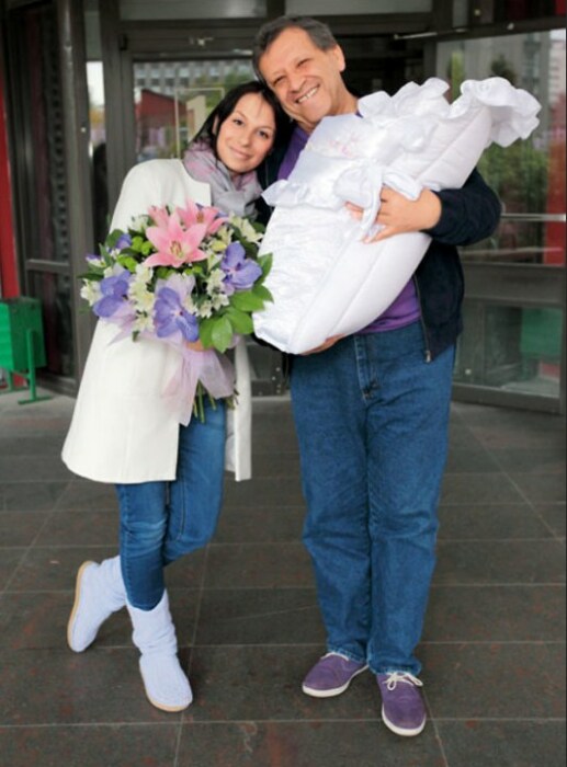 Борис и Анна Грачевские с новорождённой Василисой. / Фото: www.7days.ru