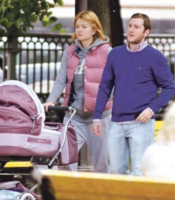 Надежда Михалкова и Резо Гигинеишвили на прогулке с ребенком. / Фото: www.tvcenter.ru