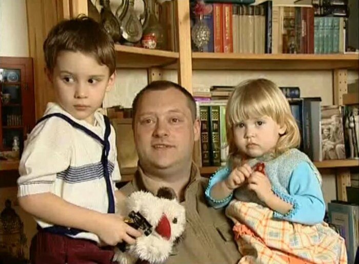 Аркадий Высоцкий с детьми. / Фото: www.fotocdn.net