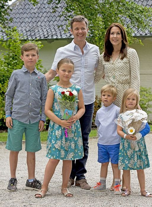 Принц Кристиан, принцесса Изабелла, принц и принцесса Винсент и Йозефина с родителями. / Фото: www.celebrityrave.com