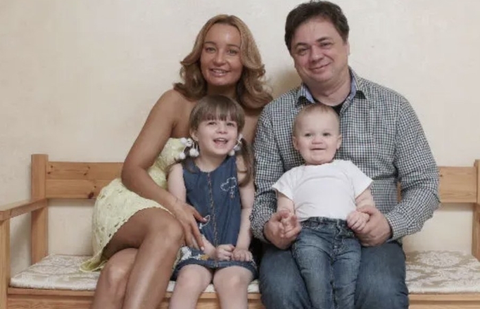 Андрей Леонов с женой и детьми. / Фото: www.fotostrana.ru