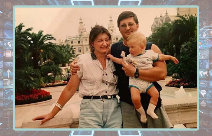 Александр и Наталья Мясниковы с сыном.
