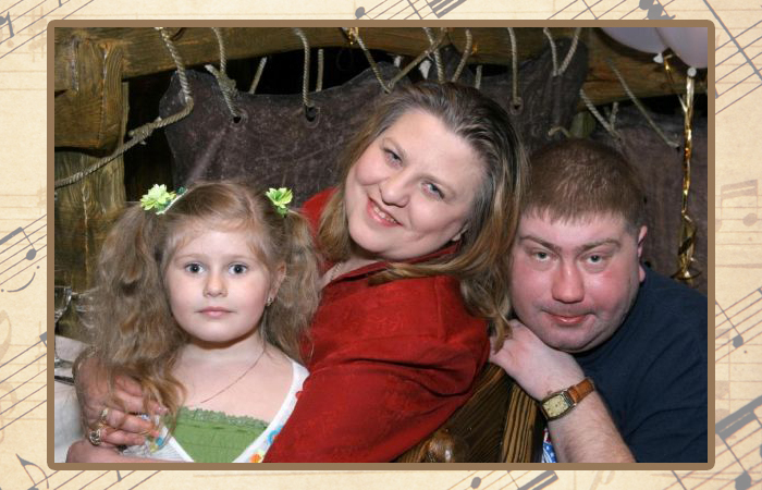 Катя Огонёк с мужем и дочерью.