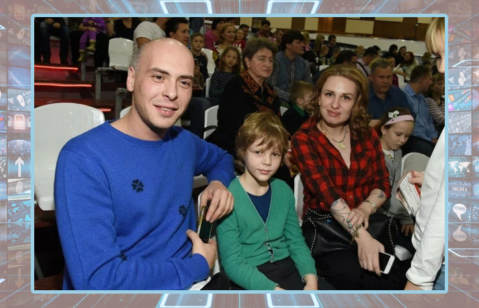 Антон Привольнов  с семьёй.