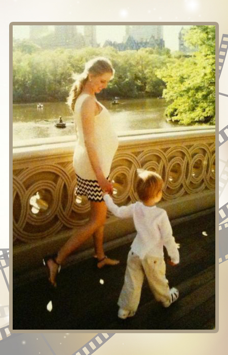 Екатерина Парфёнова в ожидании дочери на прогулке с сыном.