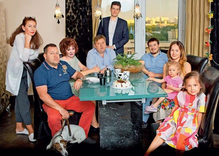 Антон Весник (сидит слева) и Евгений Весник (в центре) со своими семьями. / Фото: www.7days.ru