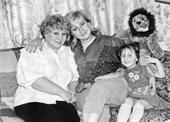 Марина Голуб с мамой и дочерью. / Фото: www.loveread.ec