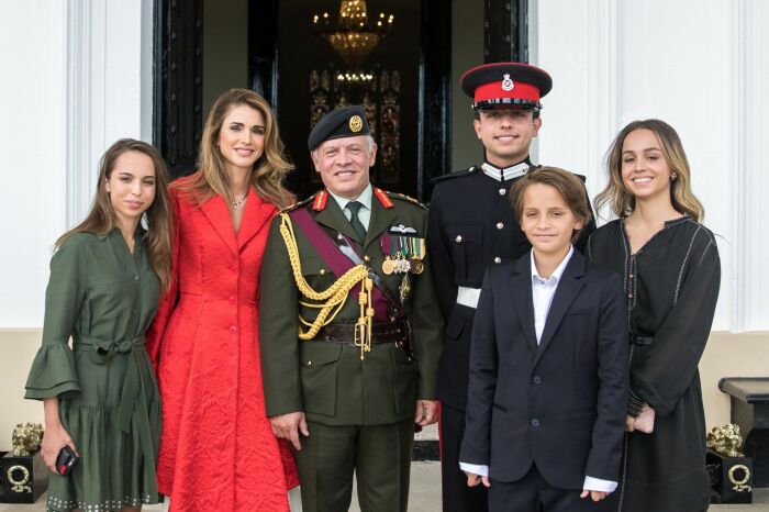 Король Иордании Абдалла II и королева Рания с детьми. / Фото: www.twimg.com