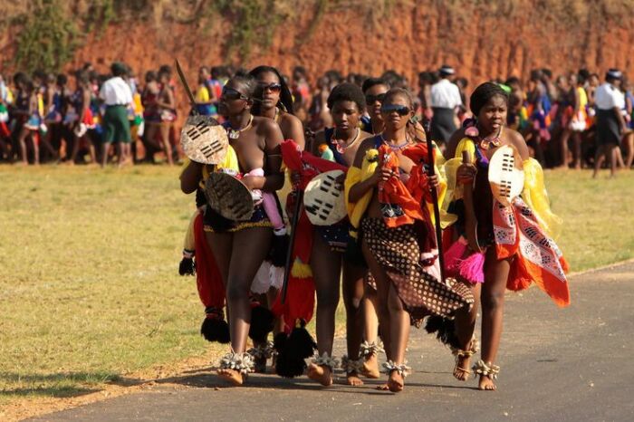 Женщинам в Свазиленде запрет не нравится, но его нарушать нельзя. / Фото: www.pinimg.com