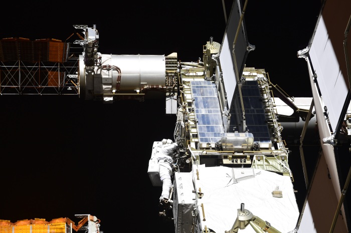 Работа астронавтов NASA на внешней поверхности МКС. / Фото: www.roscosmos.ru