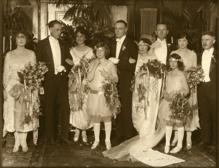 Свадьба Маргарет Митчелл (шестая слева) и Берриена Киннарда Апшоу (в центре), шафер Джон Марш (второй слева) / Фото: www.georgiaencyclopedia.org