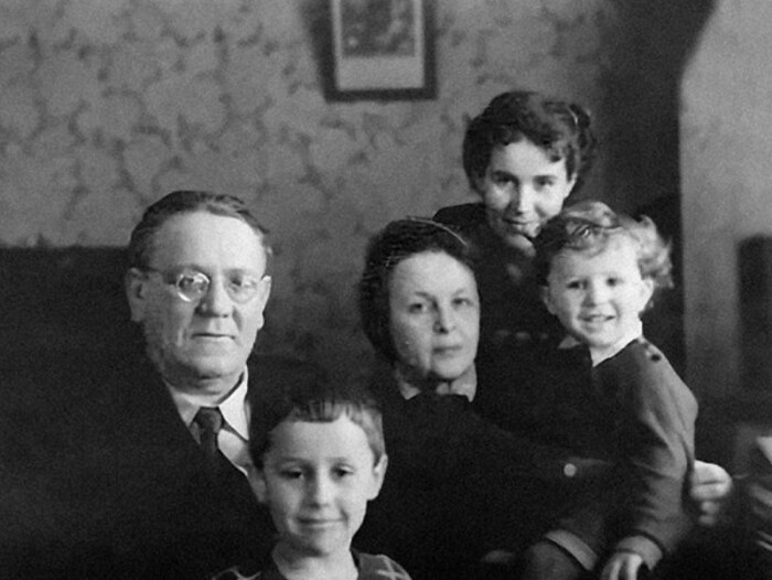 Самуил Маршак и София Мильвидская с невесткой Марией и внуками Яшей и Сашей. / Фото: www.mel.fm