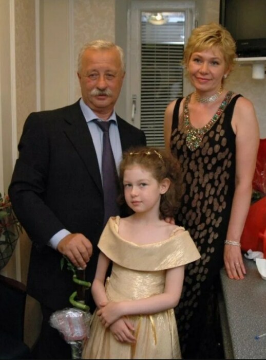 Леонид Якубович с женой и дочерью. / Фото: www.yandex.net