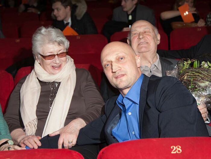 Гоша Куценко с родителями. / Фото: www.kino-teatr.ru
