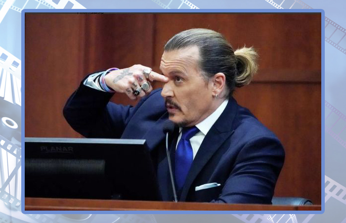 Джонни Депп в суде демонстрирует, куда прилета очередная запущенная в него женой вещь.