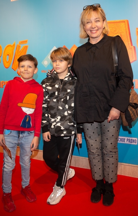 Арина Шарапова с внуками. / Фото: www.garderobus.ru