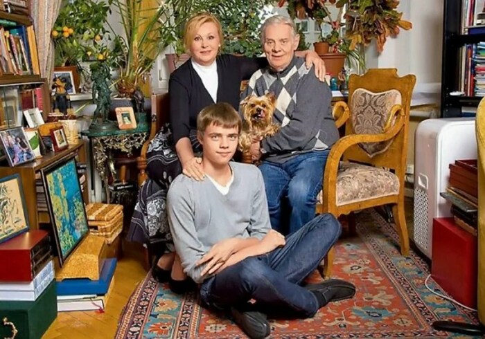 Владимир Андреев и Наталья Селезнёва с сыном. / Фото: www.yandex.net