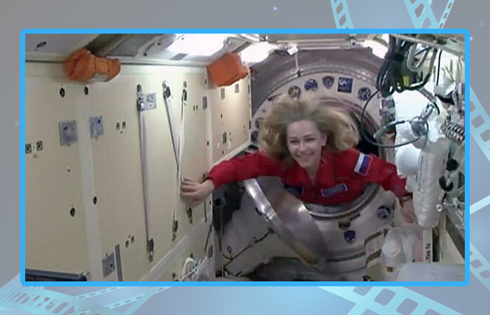 Юлия Пересильд во время перехода с корабля «Союз МС-19» на Международную космическую станцию.