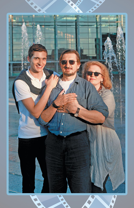 Александр Лыков с женой и сыном.
