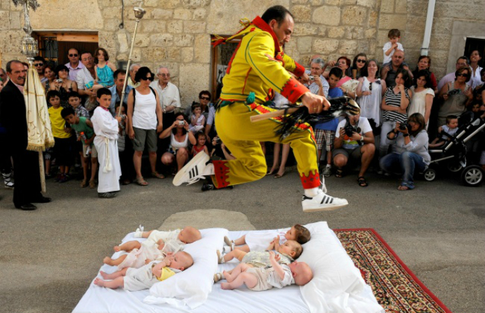 Прыжки через младенцев в Испании