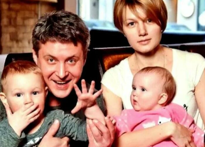 Александр Макогон с семьей. Фото источник:fun-place.ru
