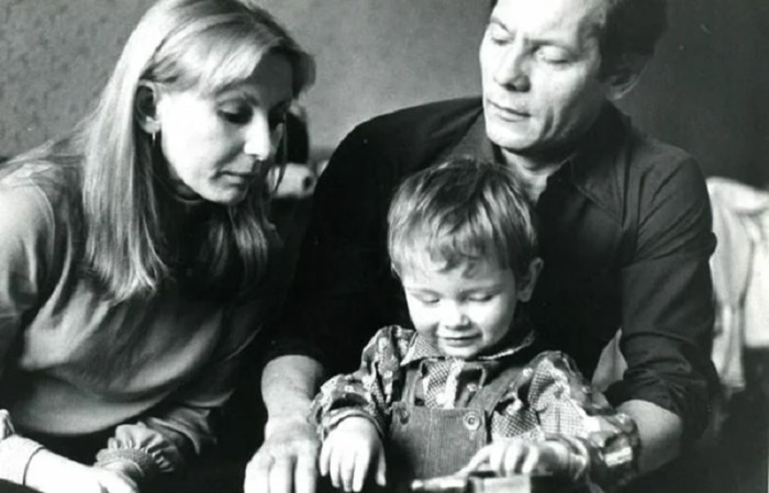Михаил Жигалов с Ириной Маликовой (первой супругой) и сыном