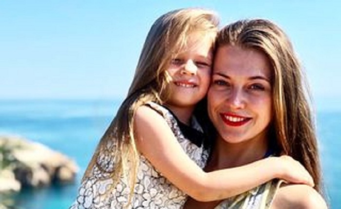 Александра Никифорова с дочкой. Источник фото: 