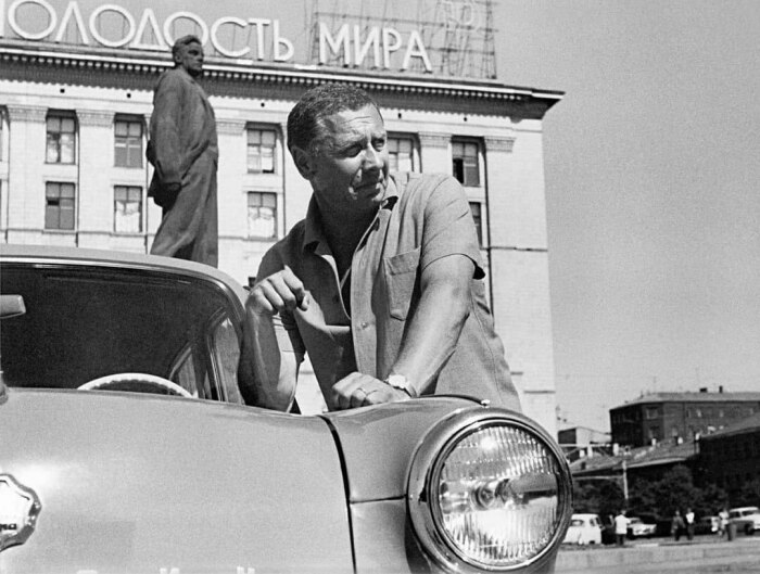 Анатолий Папанов рядом со своей машиной. Источник фото: m.fotostrana.ru