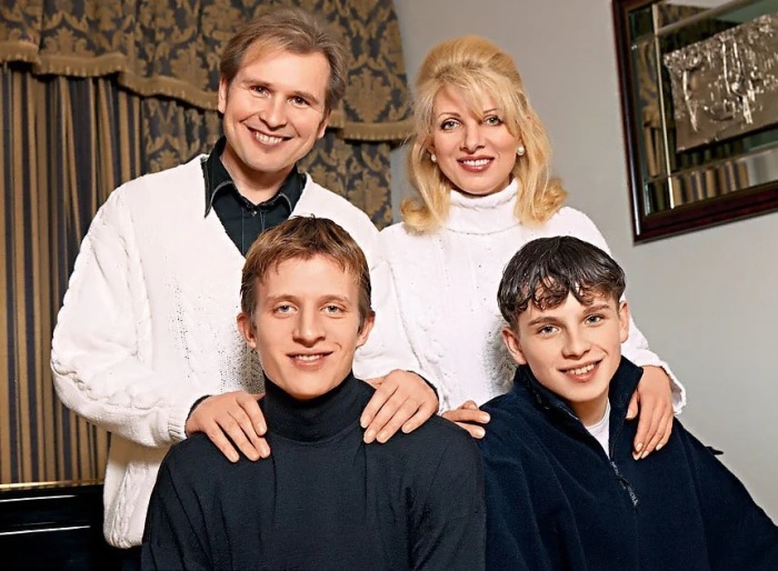 Александр Малинин с семьей
