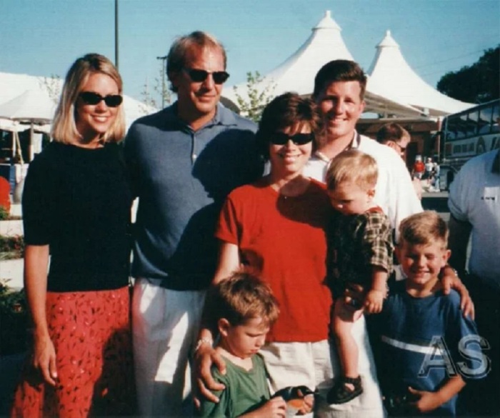 Кевин Костнер с первой женой и детьми