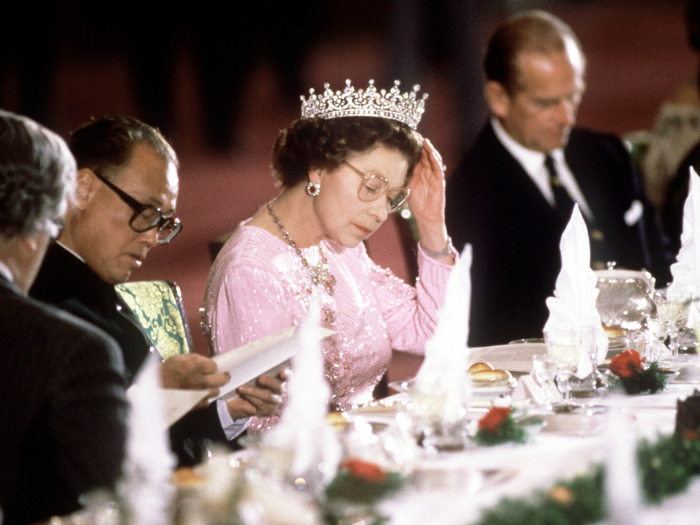 Королева Елизавета II обедает./Фото источник:emptykingdom.livejournal.com