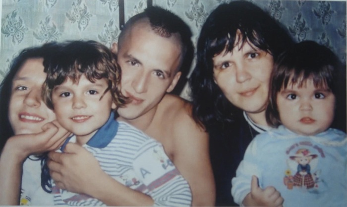 Артур Смольянинов с мамой, с сестрами и братьями. Источник фото:ucrazy.ru