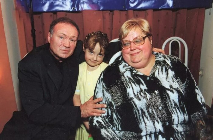 Юрий Кузнецов с женой Ириной и дочкой Источник фото:just-lady-me.ru