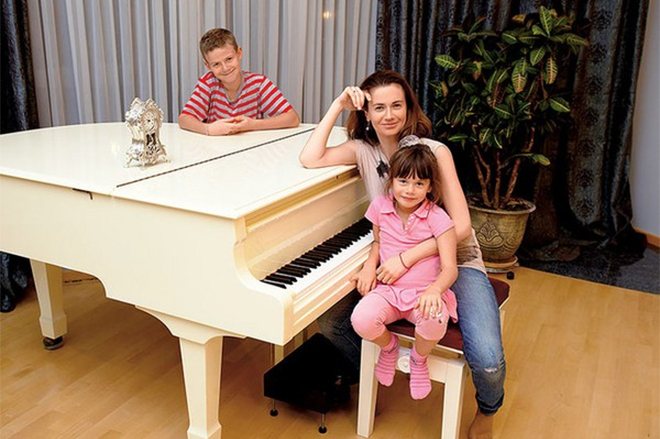 Ксения Лаврова-Глинка с детьми. Источник фото: asia-star54.ru