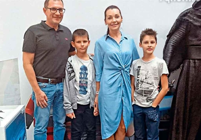 Светлана Антонова с мужем и детьми. Фото источник: stilnoevremy.ru