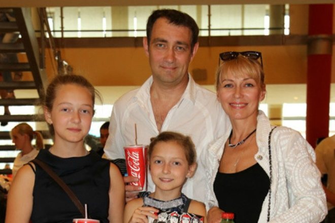 Константин Юшкевич с семьей. Источник фото: glebmusic.ru