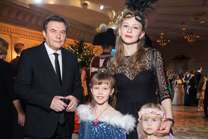 Юлия Пересильд и Алексей Учитель с детьми
