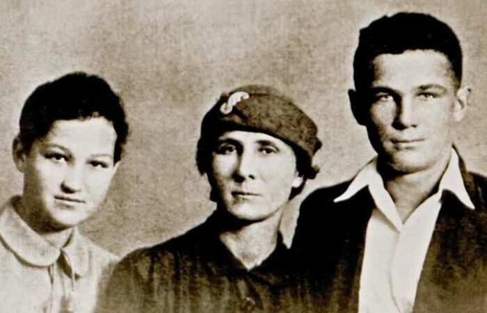 Зоя и Александр Космодемьянские с матерью (июнь 1941 г.)
