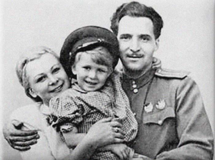 Валентина Серова и Константин Симонов с дочерью Машей
