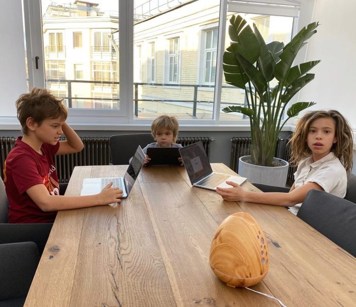 Пока Сергей Жуков занимается домашним хозяйством, его дети обучаются он-лайн