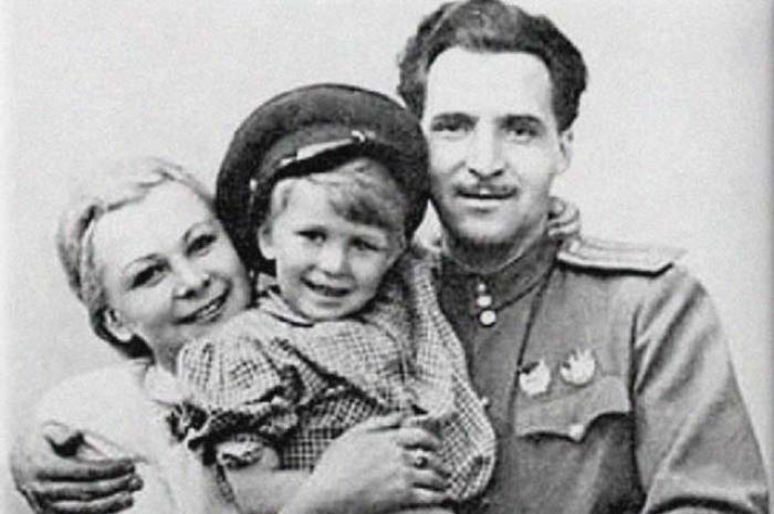Валентина Серова и Константин Симонов с дочкой Машей