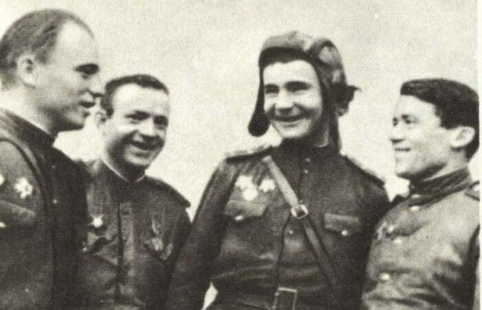 Александр Космодемьянский (второй справа) с боевыми товарищами
