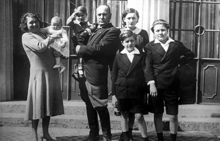 Ракеле и Бенито Муссолини с детьми
