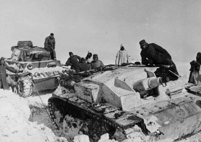 Немецкие танки отказывались ехать по русскому снегу. 
