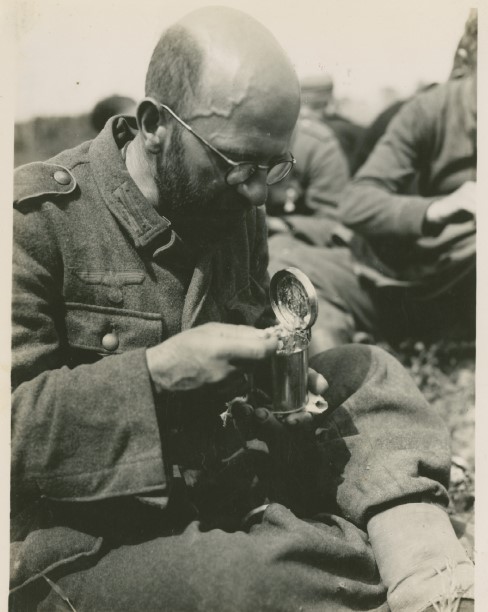 Редкое фото - обед немецкого пленного солдата. 