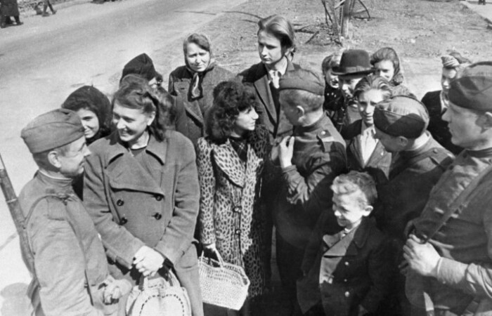 Впрочем, фотографий улыбающихся советских женщин с фашистскими захватчиками тоже полно. 