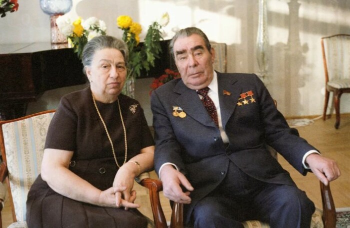 Одно из немногих официальных фото семьи Брежневых. 