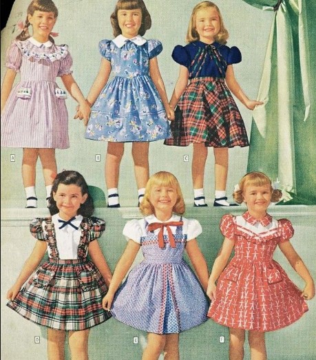 Детская мода тех лет была весьма разнообразна по цвету. 